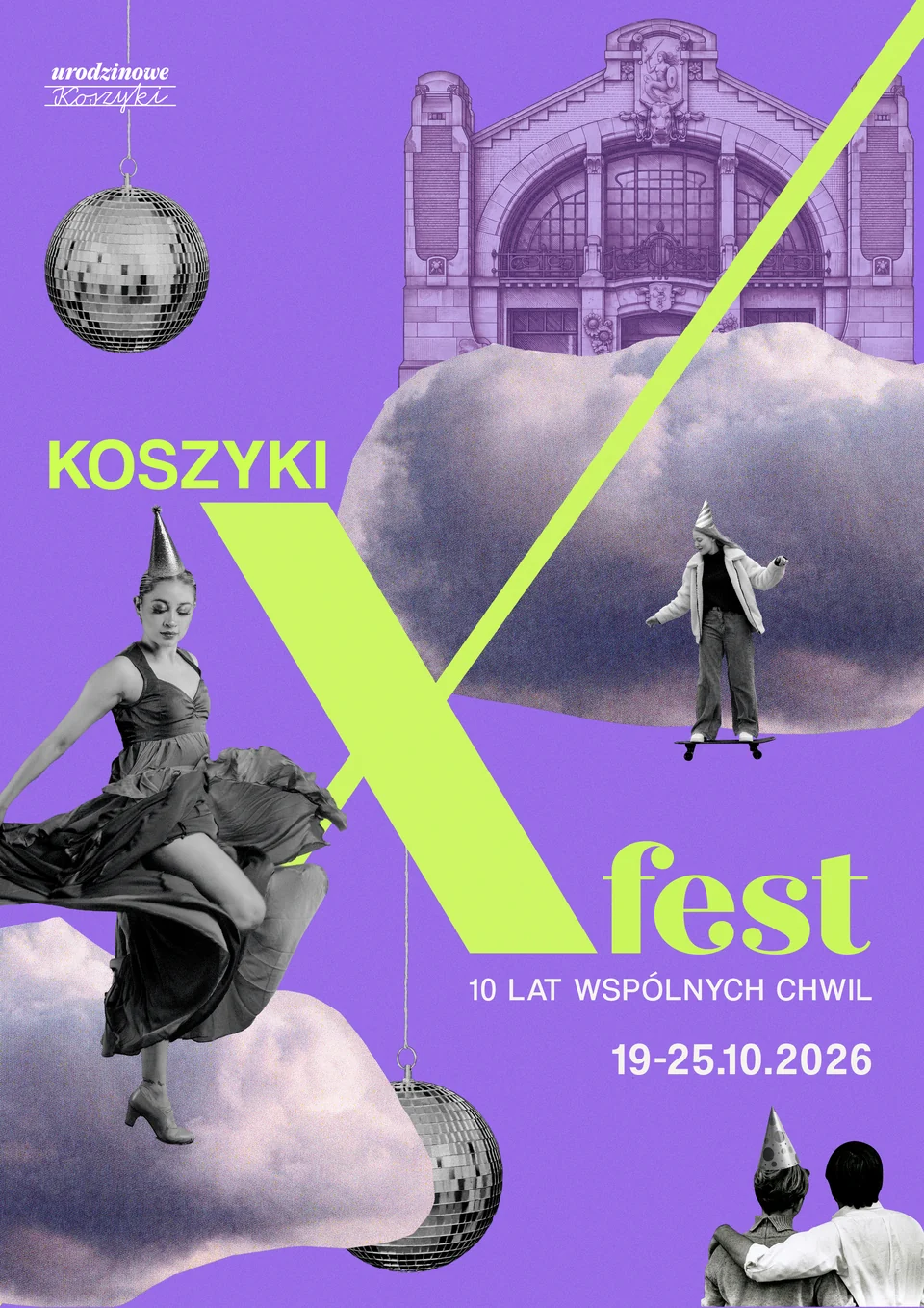 Plakat Koszyki X Fest: tancerka i skaterka w papierowych czapkach urodzinowych na chmurach, lustrzane kule i fasada Hali Koszyki. 10 lat wspólnych chwil, 19–25.10.2026.